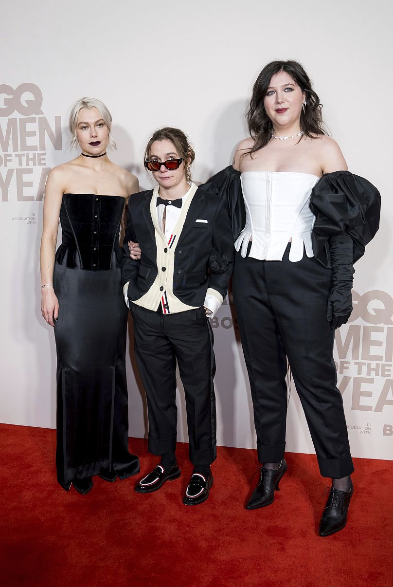 Phoebe Bridgers, od lewej, Julien Baker i Lucy Dacus z Boy Genius pozują fotografom po przybyciu na galę rozdania nagród GQ Men of the Year Awards w Londynie