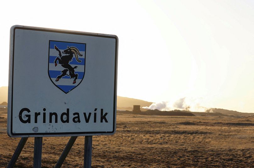 Znak wioski Grindavik, która została ewakuowana z powodu aktywności wulkanicznej, w pobliżu Grindavik na Islandii, 13 listopada 2023 r.