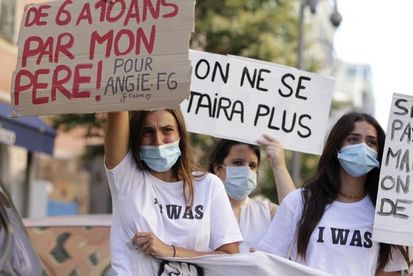 Protest przeciwko molestowaniu dzieci we Francji.