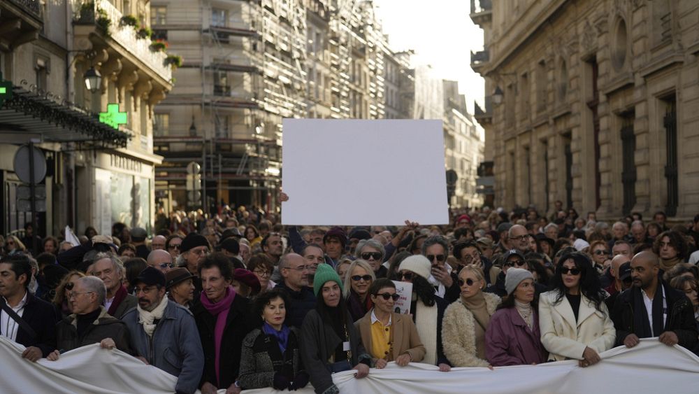 Tysiące maszerują w milczeniu przez Paryż, wzywając do pokoju na Bliskim Wschodzie