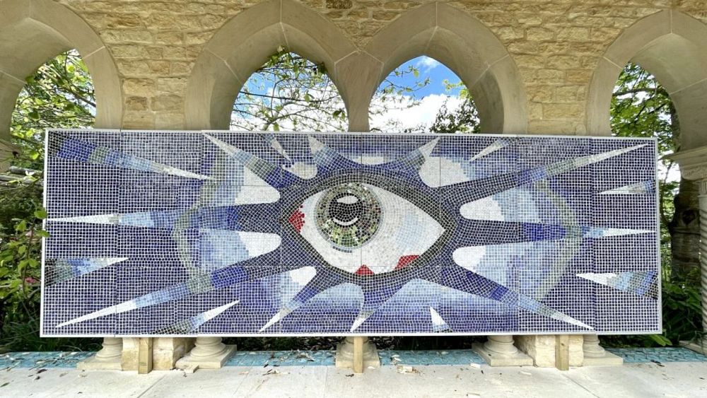 „Eye Want To Hold Your Hand”: psychodeliczna mozaika basenowa Johna Lennona trafia na aukcję