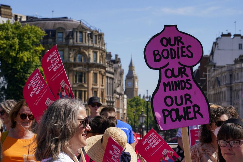 Demonstranci trzymają plakaty podczas marszu na rzecz grupy praw do aborcji w Londynie, sobota, 9 lipca 2022 r.