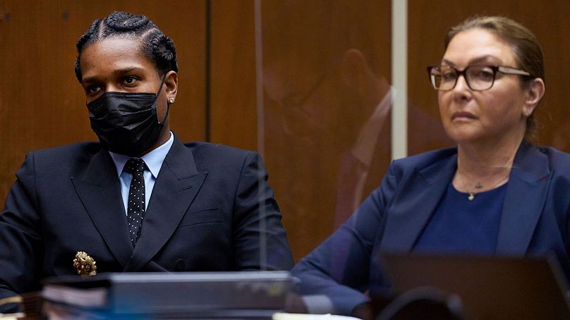 A$AP Rocky siedzi z członkiem swojego zespołu prawnego