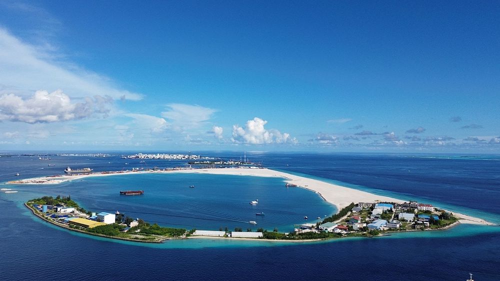Podnoszący się poziom mórz i niedobory wody: czy wyspy-fortece mogą pomóc Malediwom przetrwać kryzys klimatyczny?