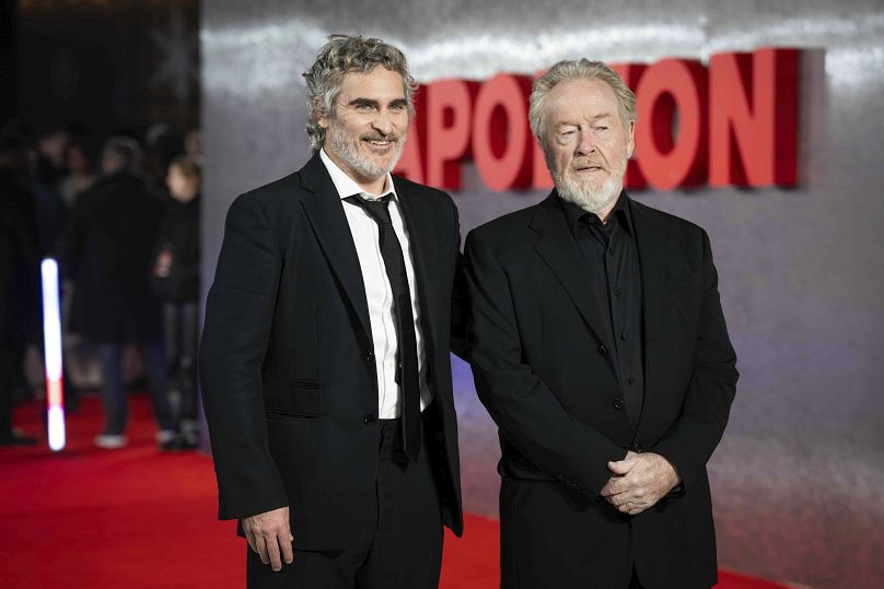 Joaquin Phoenix (po lewej) i Ridley Scott na brytyjskiej premierze „Napoleona”.