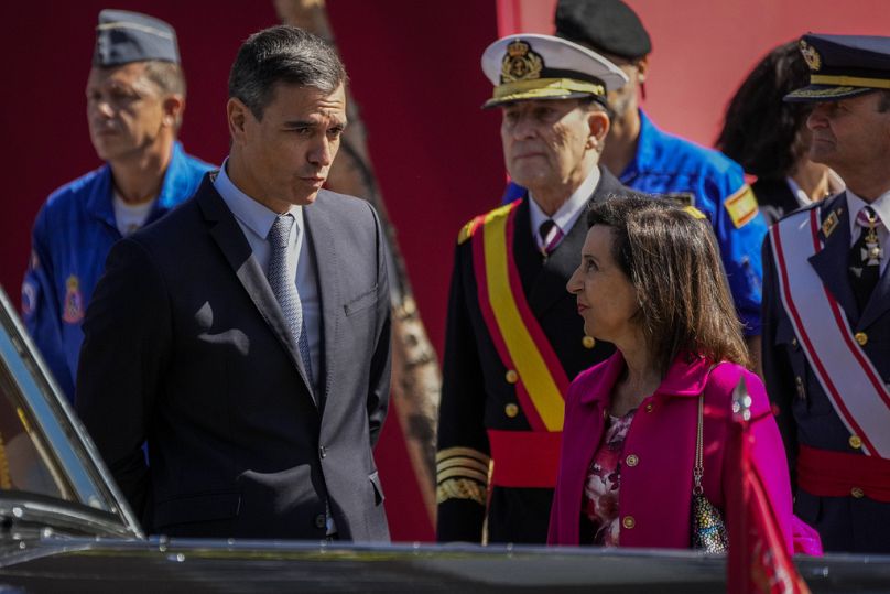 Premier Hiszpanii Pedro Sanchez (z lewej) rozmawia z minister obrony Hiszpanii Margaritą Robles