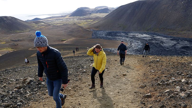 Ludzie chodzą, aby zobaczyć erupcje wulkanu Fagradalsfjall na Islandii 3 sierpnia 2022 r.