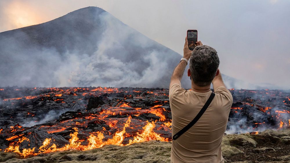 Gorące linie lawowe i urzekające piekła: Wewnątrz niestabilnego świata turystyki wulkanicznej na Islandii