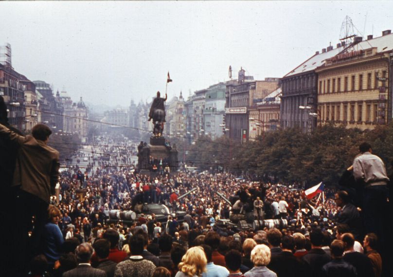 Tysiące protestujących tłoczy się na placu Wasceslasa w centrum Pragi, Czechosłowacja, sierpień 1968 r.
