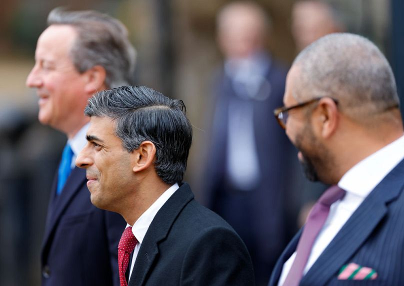 David Cameron, premier Rishi Sunak i sekretarz stanu w Ministerstwie Spraw Wewnętrznych James Cleverly – na zdjęciu wcześniej w tym tygodniu – przysięgli zmniejszyć saldo migracji