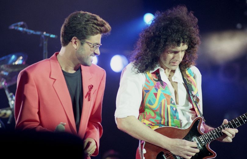 Brytyjski piosenkarz George Michael (po lewej) występuje z "królowa" gitarzysta Brian May na koncercie w hołdzie Freddiemu Mercury'emu w londyńskiej Wembley Arena w Wielkiej Brytanii