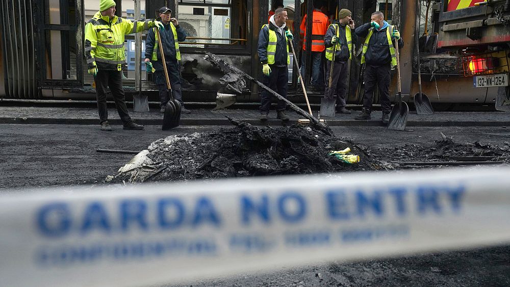 Dziesiątki aresztowanych po zamieszkach skrajnie prawicowego tłumu w Dublinie w związku z pchnięciem nożem obwinia się imigrację