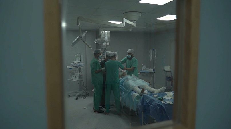 W nielicznych szpitalach w Gazie, które nadal działają, pielęgniarki i lekarze są przeciążeni