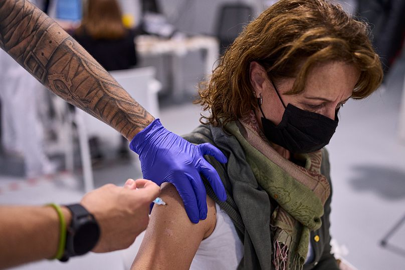 Kobieta otrzymuje szczepionkę Moderna na Covid-19, Madryt, Hiszpania, 2021 r.