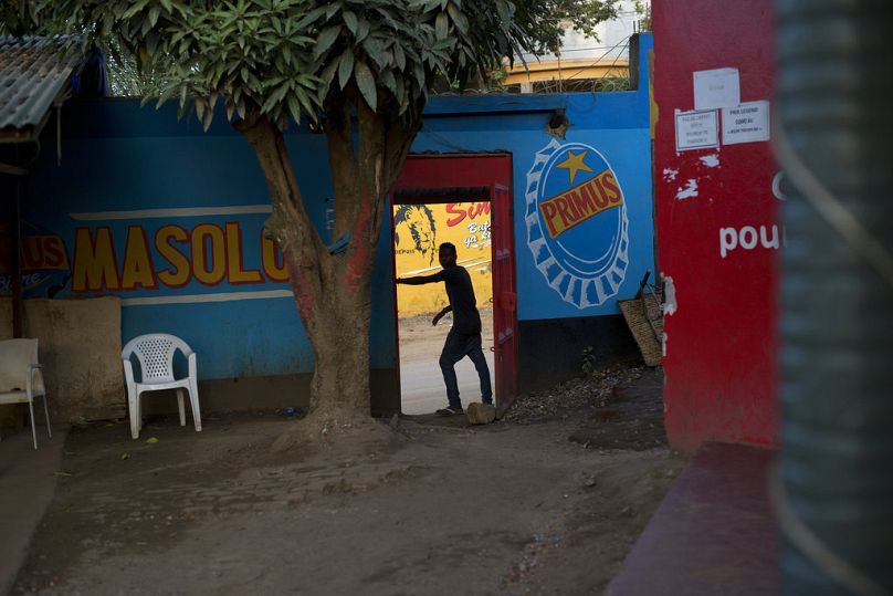 Mężczyzna stoi przy wejściu do baru w Buni, stolicy prowincji Ituri w DRK, sierpień 2016 r.