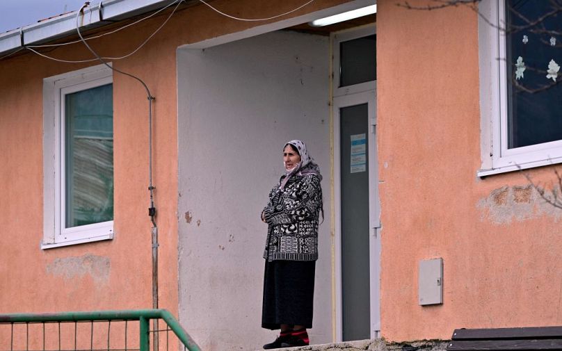 Starsza uchodźczyni palestyńska stoi przed swoim mieszkaniem w ośrodku dla uchodźców w Salakovac w Bośni