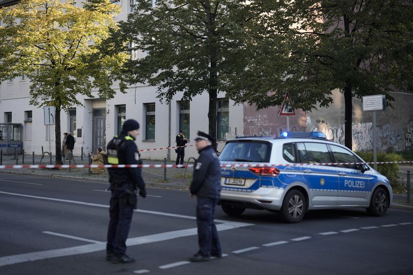 Policja stoi przed gminą Kahal Adass Jisroel w Berlinie, która twierdzi, że w październiku jej synagoga została zaatakowana dwoma urządzeniami zapalającymi