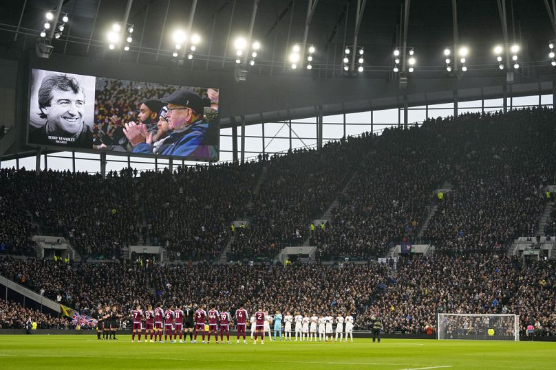 Gracze i kibice biją brawa podczas pokazanego na ekranie hołdu dla byłego zawodnika i trenera reprezentacji Anglii Terry’ego Venablesa przed niedzielnym meczem Tottenham–Aston Villa