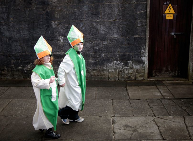 Dzieci udają się na paradę z okazji Dnia Świętego Patryka podczas obchodów Dnia Świętego Patryka w Limerick w Irlandii, niedziela, 17 marca 2013 r.