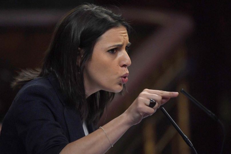 Rzeczniczka izby niższej antyoszczędnościowej partii Podemos Irene Montero przemawia na Kongresie Deputowanych w Madrycie, 13 czerwca 2017 r.