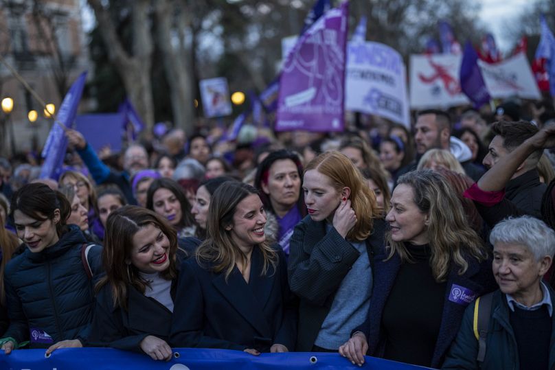 Hiszpańska Minister Równości Irene Montero (w środku) uczestniczy w demonstracji podczas Międzynarodowego Dnia Kobiet w Madrycie, środa, 8 marca 2023 r.