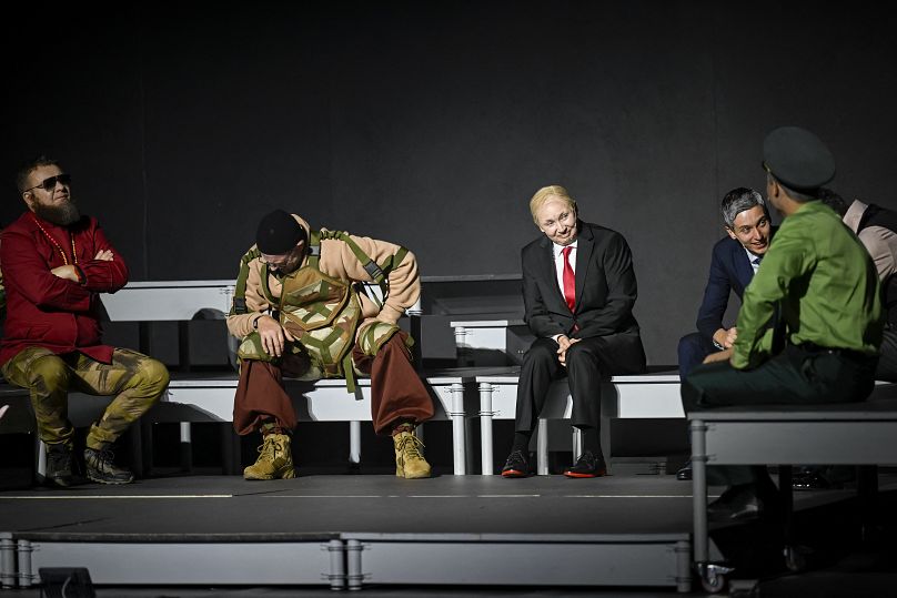 Bułgarska artystka Radena Valkanova (3 od prawej) jako Władimir Putin i Julian Vergov (2 od lewej) jako Jewgienij Prigozhin występują na scenie podczas przedstawienia 