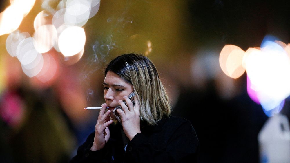 Turyści we Francji mogą zostać ukarani grzywną za palenie w miejscach publicznych: gdzie jeszcze obowiązują surowe przepisy dotyczące zapalania oświetlenia?