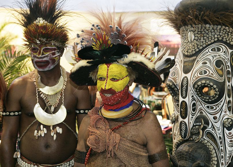 Tancerka w tradycyjnym stroju występuje w Port Moresby w Papui-Nowej Gwinei