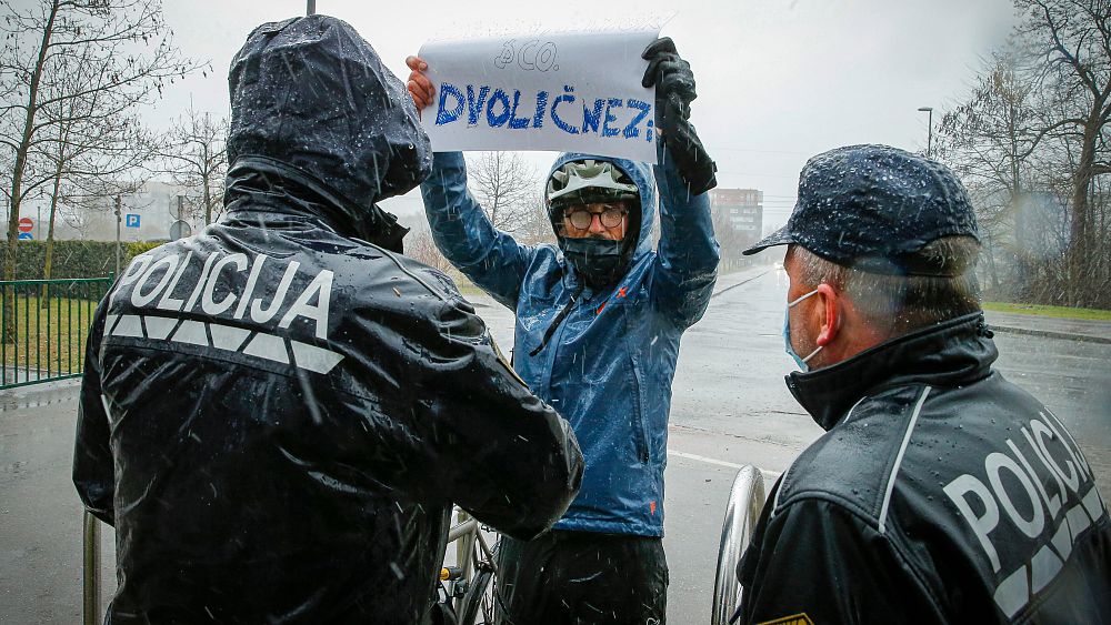 Słowenia zaczyna zwracać tysiące kar finansowych za Covid