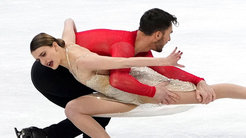 Gabriella Papadakis i Guillaume Cizeron z Francji wykonują swój układ podczas zawodów tańca na lodzie podczas łyżwiarstwa figurowego podczas Zimowych Igrzysk Olimpijskich 2022, poniedziałek, 14 lutego