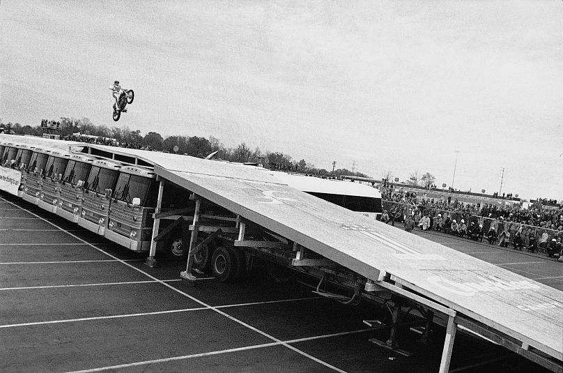 Evel Knievel ląduje na tylnym kole swojego motocykla, aby pomyślnie wykonać skok do 14 autobusów w Kings Mills w stanie Ohio, 25 października 1975 r.