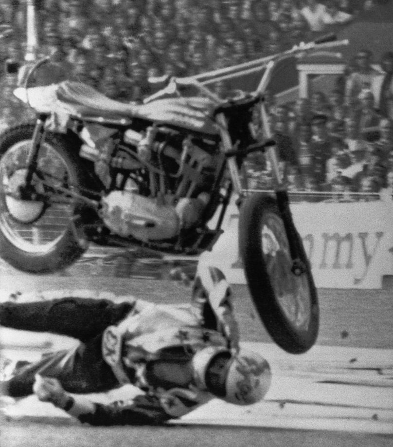 Evel Knievel rozbija się na stadionie Webley w Londynie, w poniedziałek 26 maja 1975 r.