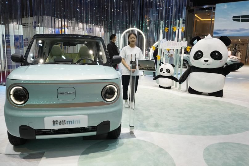 Elektryczna Panda mini chińskiego producenta samochodów Geely jest prezentowana podczas targów Auto Shanghai 2023 w Szanghaju, kwiecień 2023 r.