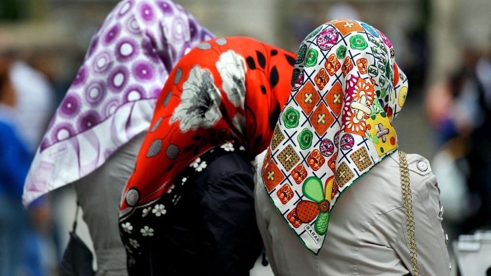 Polityka UE.  „Zadziwiająca” decyzja sądu UE pozwala urzędom rządowym na wprowadzenie zakazu symboli religijnych