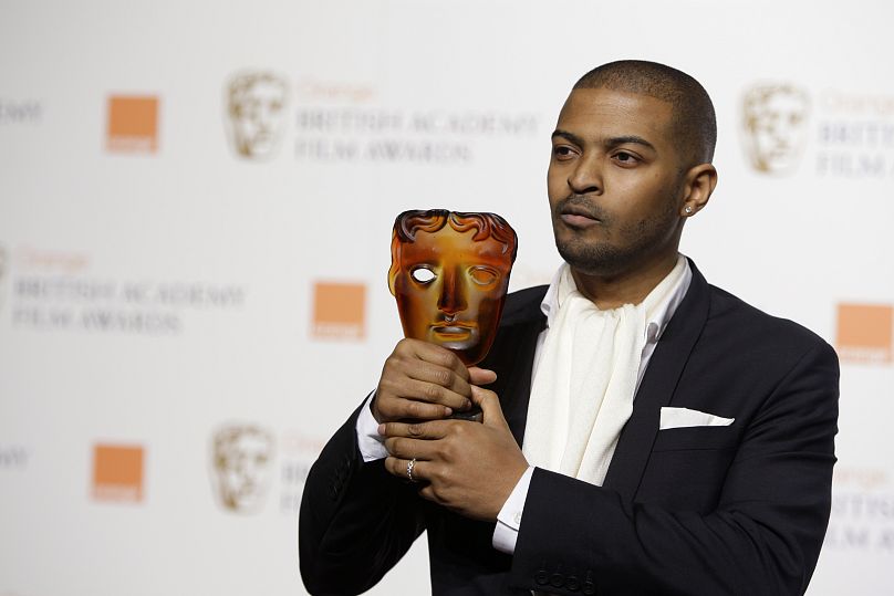 Noel Clarke pokazuje swoją nagrodę Orange Rising Star Award podczas rozdania nagród Brytyjskiej Akademii Filmowej 2009 w Royal Opera House w Londynie, Anglia