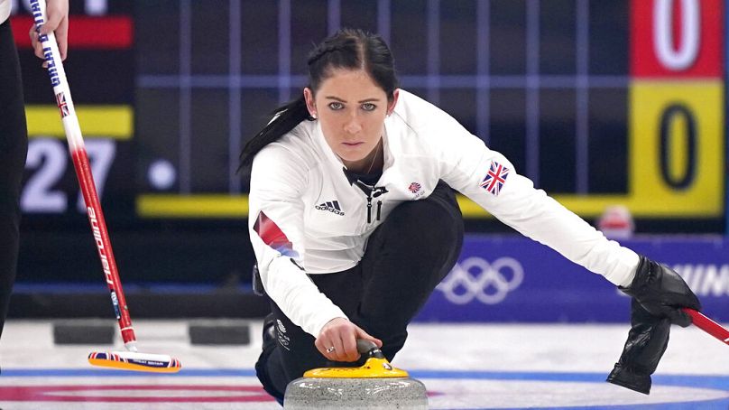 Brytyjka Eve Muirhead rzuca kamieniem podczas finałowego meczu curlingu kobiet pomiędzy Japonią a Wielką Brytanią podczas Zimowych Igrzysk Olimpijskich w Pekinie, w niedzielę, 20 lutego 2022 r., w Pekinie.