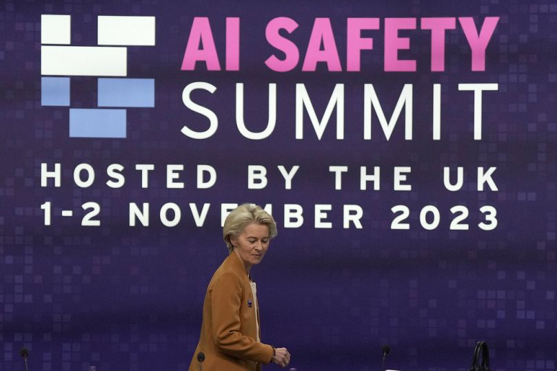Przewodnicząca Komisji Europejskiej Ursula von der Leyen przybywa na sesję plenarną szczytu dotyczącego bezpieczeństwa sztucznej inteligencji w Bletchley Park, listopad 2023 r.