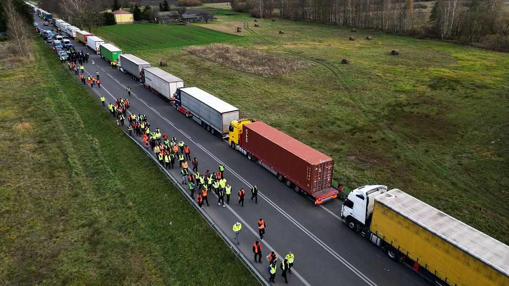 Bruksela grozi Polsce podjęciem kroków prawnych w związku z „niedopuszczalną” blokadą kierowców ciężarówek na granicy z Ukrainą