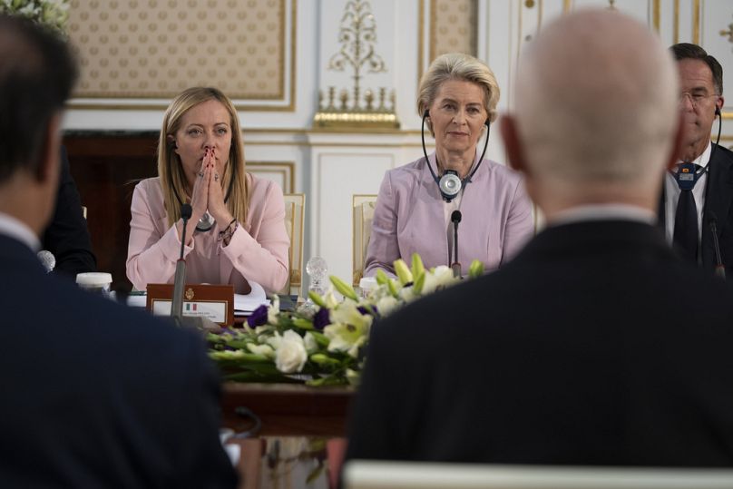 Premier Włoch Giorgia Meloni, przewodnicząca Komisji Europejskiej Ursula von der Leyen i premier Holandii Mark Rutte spotykają się z prezydentem Tunezji Kaisem Saiedem w Tunisie, czerwiec 2023 r.