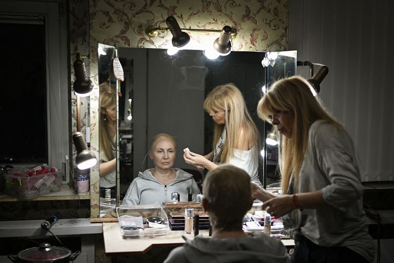 Bułgarska artystka Radena Valkanova (po lewej) przygotowuje makijaż za kulisami przed występem w roli prezydenta Rosji Władimira Putina w sztuce 