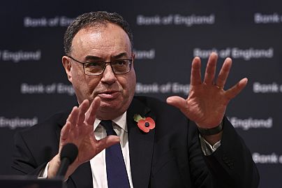 Gubernator Banku Anglii Andrew Bailey rozmawia z mediami podczas konferencji prasowej na temat stóp procentowych w Bank of England, Londyn, 2 listopada 2023 r.