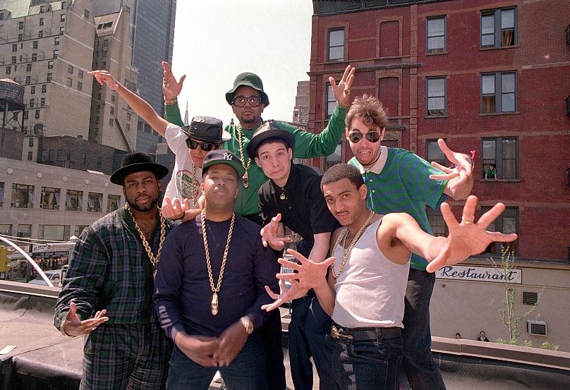 Run-DMC i Beastie Boys pozują na szczycie restauracji w centrum Manhattanu, poniedziałek, 11 maja 1987 r.