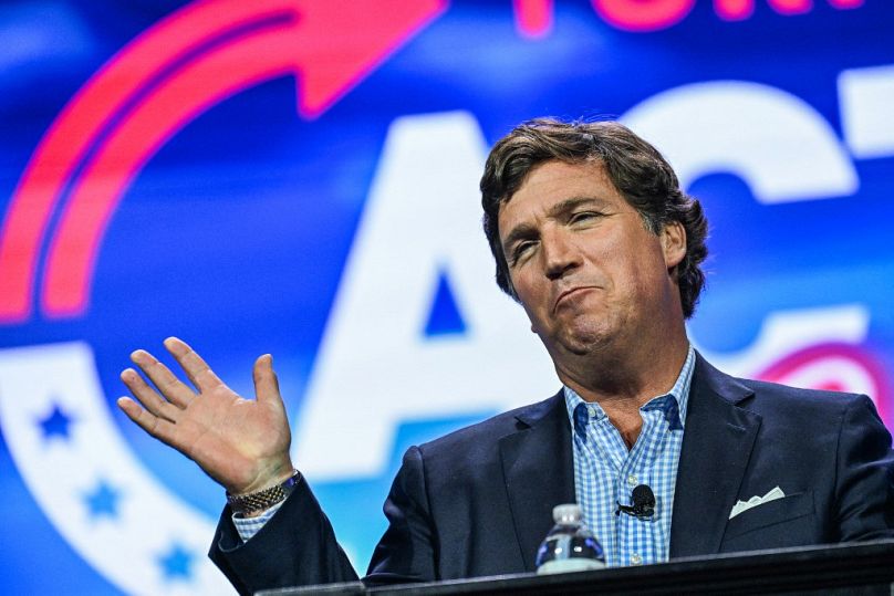 Amerykański konserwatywny komentator polityczny Tucker Carlson przemawia na konferencji Turning Point Action USA.