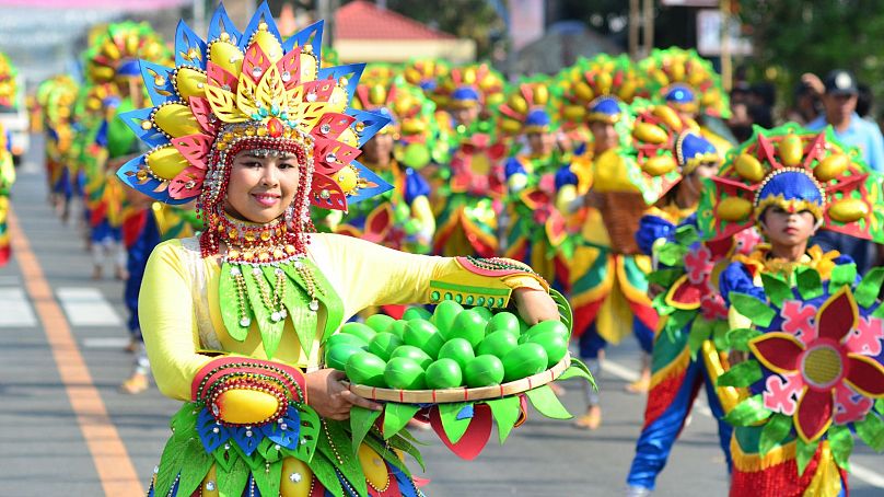 Lokalne plemiona w Davao na południu Filipin prezentują swoją wyjątkową kulturę podczas festiwalowych konkursów i parad.