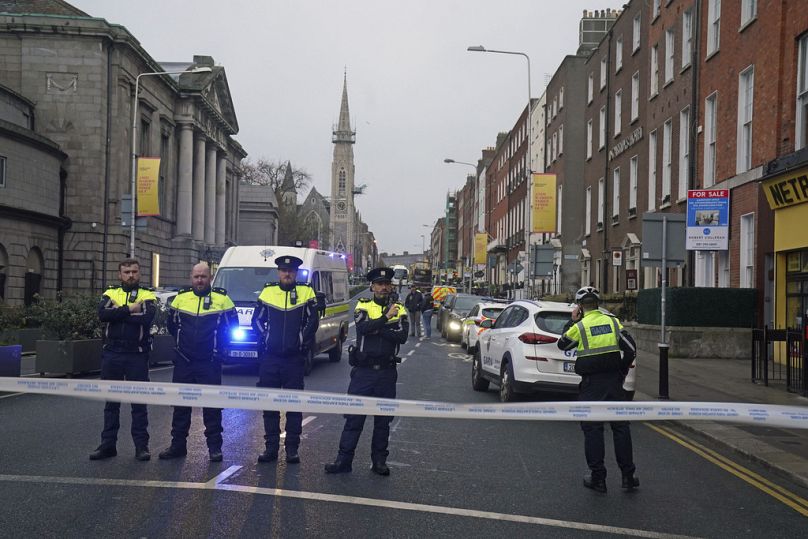 Miejsce zdarzenia w centrum Dublina, w którym pięć osób zostało rannych w następstwie poważnego zdarzenia związanego z porządkiem publicznym, które miało miejsce na Parnell Square East, 23 listopada 2023 r.