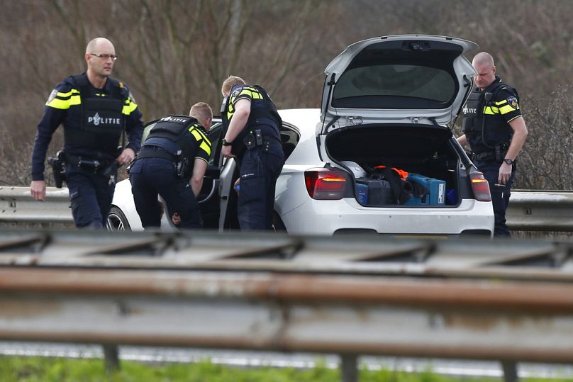 Holenderska policja przeszukuje pojazd na autostradzie A4 w pobliżu Hagi, marzec 2017 r