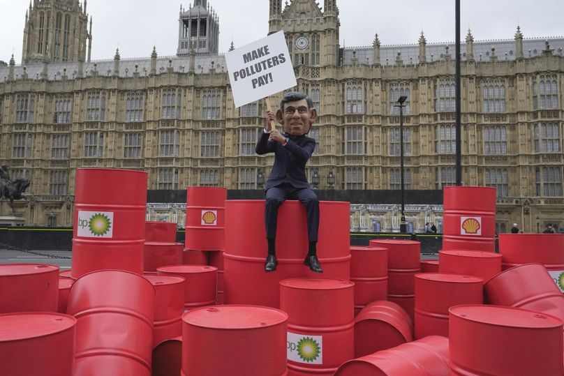 „Wielka głowa” Rishi Sunaka z Oxfam protestuje przed parlamentem w Londynie, wrzesień 2023 r.