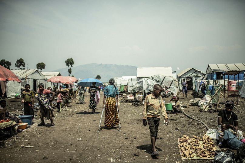 42-letnia matka czwórki dzieci, która została zgwałcona, spaceruje po obozie dla przesiedleńców w Bulengo, gdzie uciekła przed wojną we wschodniej części DRK, sierpień 2023 r.