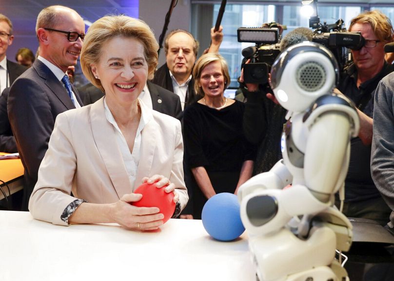 Przewodnicząca Komisji Europejskiej Ursula von der Leyen przygląda się wynalazkowi „Czy mówisz o robocie?”  w AI Xperience Center w VUB w Brukseli, luty 2020 r