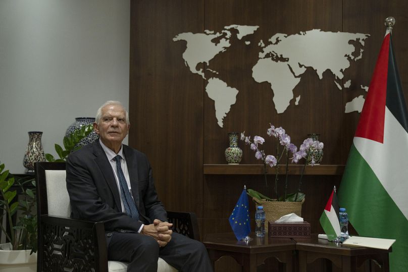 Premier Palestyny ​​Mohammad Shtayyeh przyjmuje szefa polityki zagranicznej Unii Europejskiej Josepa Borrella w jego biurze w Ramallah na Zachodnim Brzegu, listopad 2023 r.